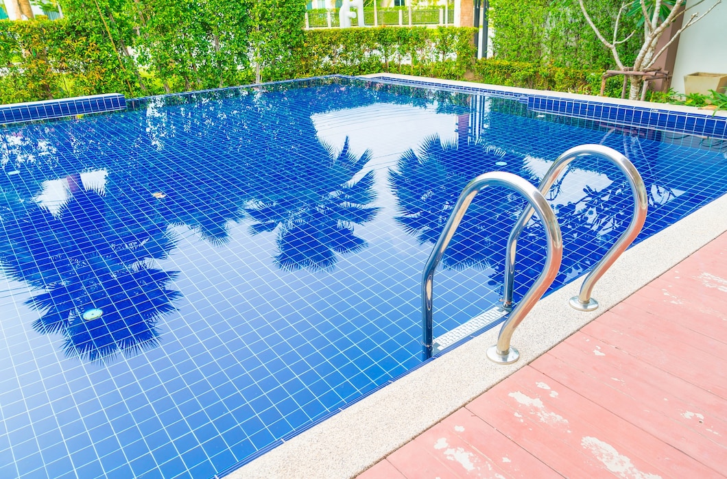 Jak skutecznie utrzymać czystość wody w ogrodowym basenie dzięki profesjonalnym odkurzaczom basenowym?