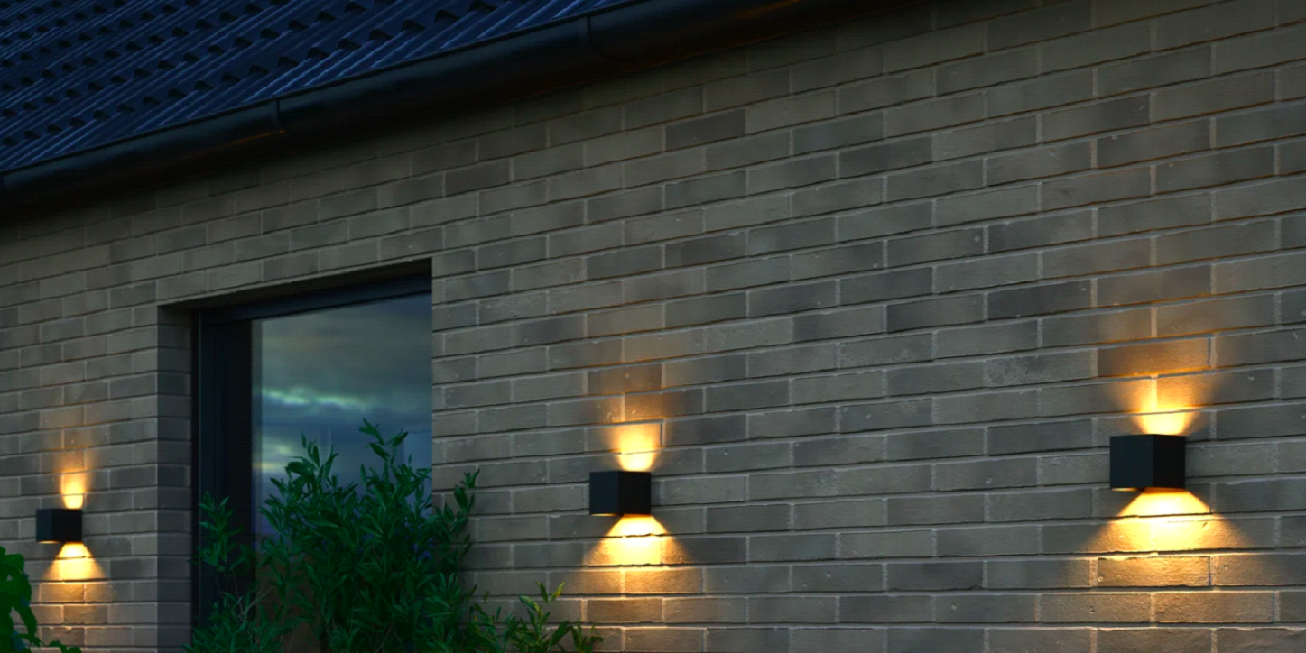 Nowoczesne oświetlenie ogrodzenia – jakie lampy wybrać?