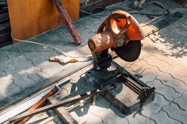 Innowacyjne podejście do szybkiej i łatwej instalacji płytek na zewnątrz