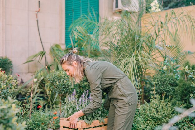 Praktyczne porady dotyczące naturalnego zwalczania chwastów w ogrodzie