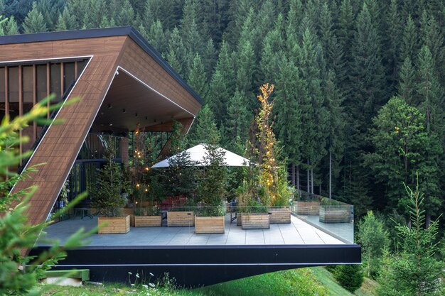 Zalety pergoli w aranżacji nowoczesnych przestrzeni tarasowych