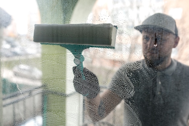 Efektywne techniki mycia okien po zakończonym remoncie