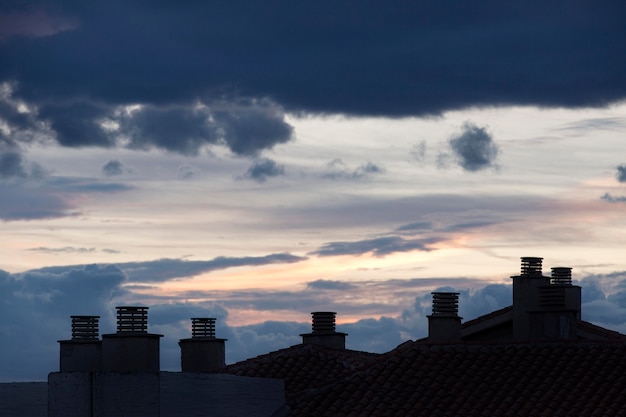 Jakie korzyści przynosi instalacja nowoczesnych nasad kominowych?