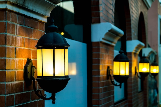 Jakie korzyści niosą ze sobą lampiony LED w pielęgnacji miejsc pamięci?